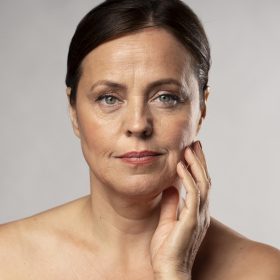 front-view-smiley-elder-woman-with-make-up-posing-with-hand-face front-view-smiley-elder-woman-with-make-up-posing-with-hand-face